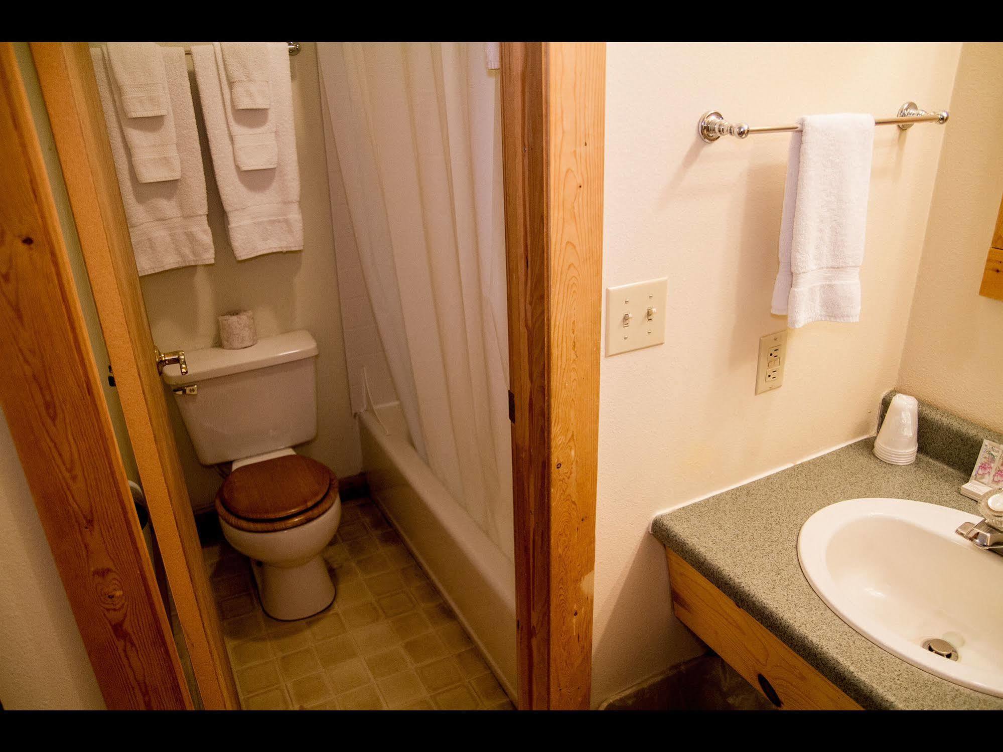 Whittaker'S Motel & Historic Bunkhouse Ashford Extérieur photo