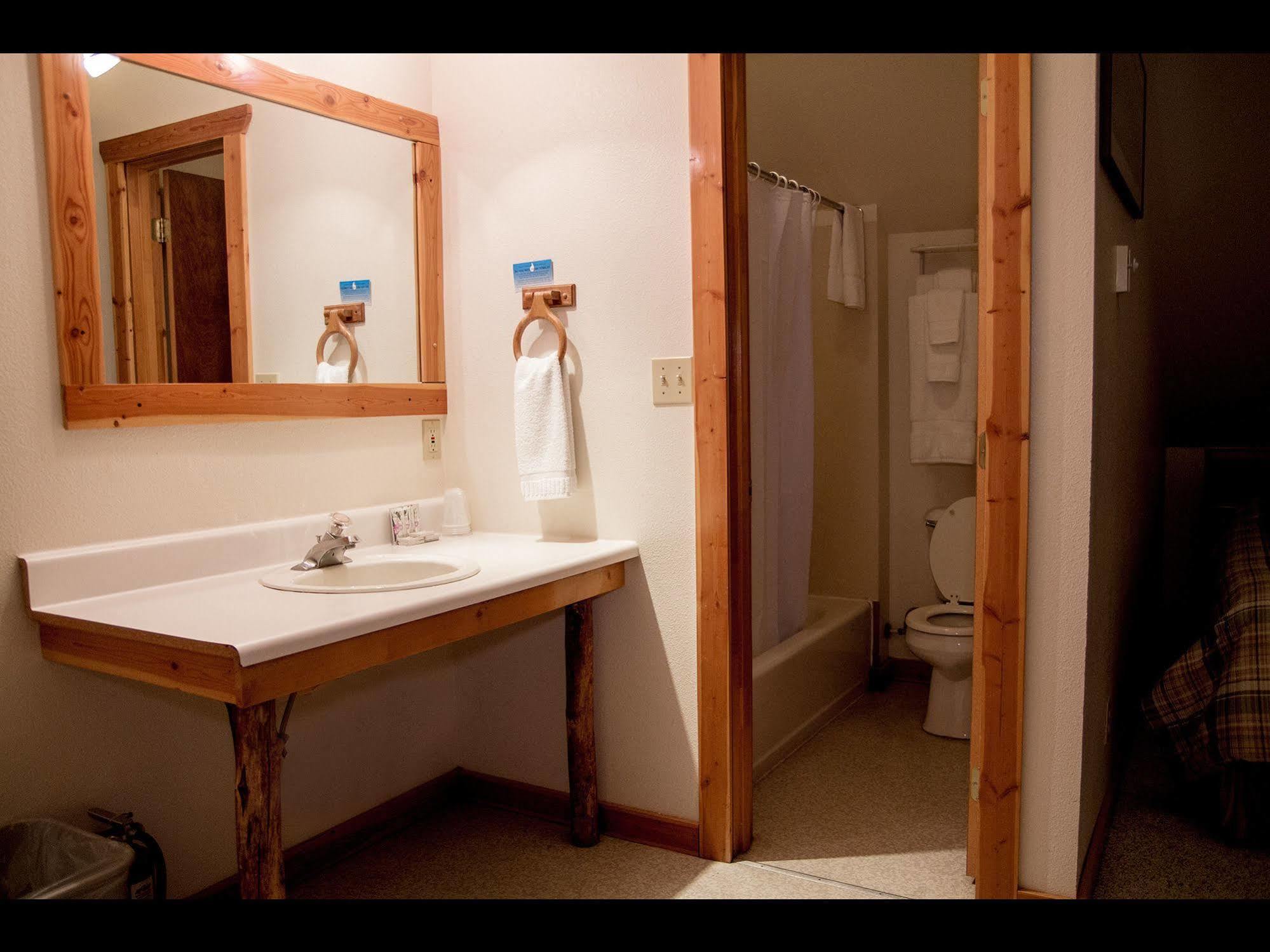 Whittaker'S Motel & Historic Bunkhouse Ashford Extérieur photo