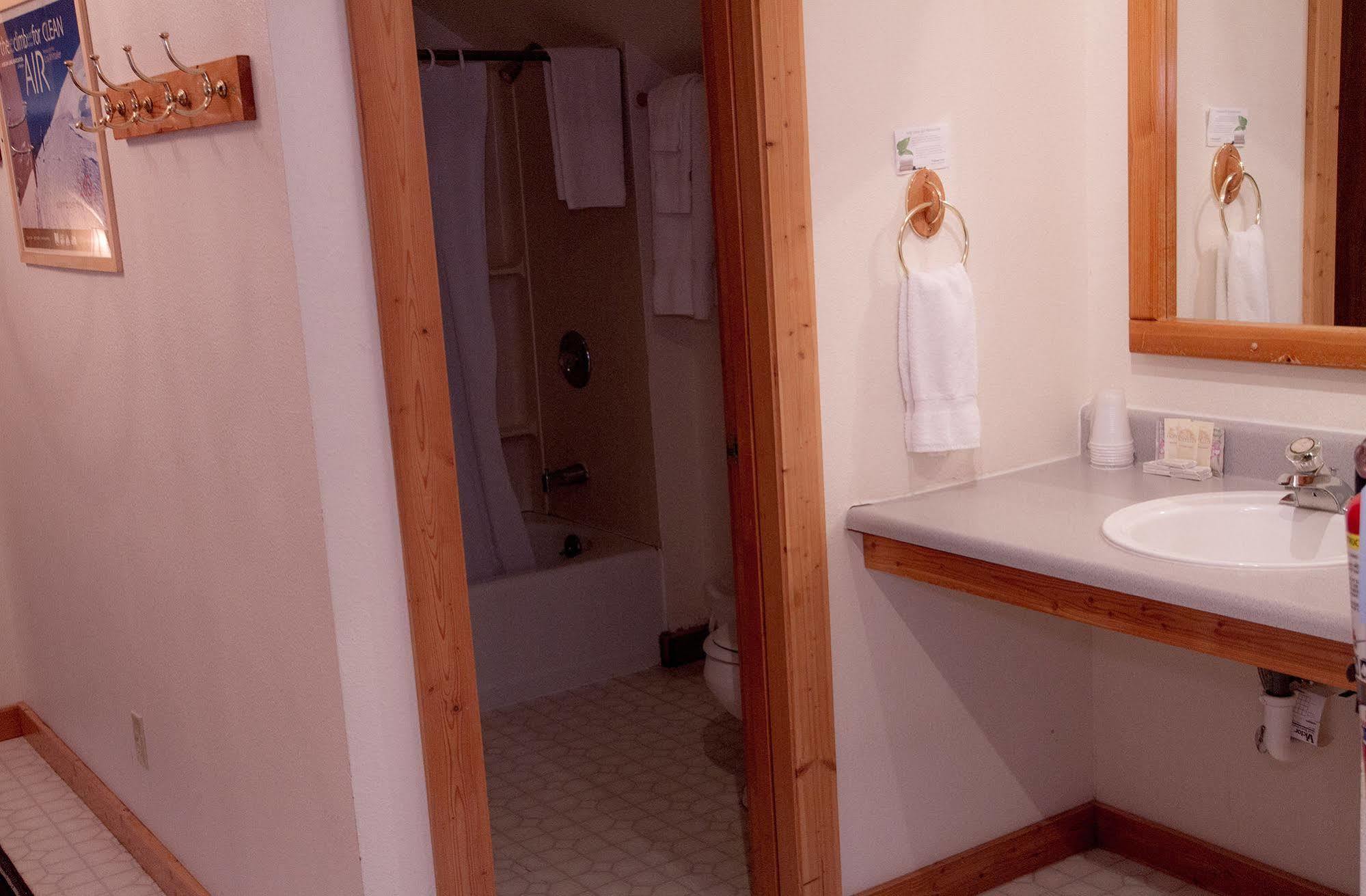 Whittaker'S Motel & Historic Bunkhouse Ashford Extérieur photo